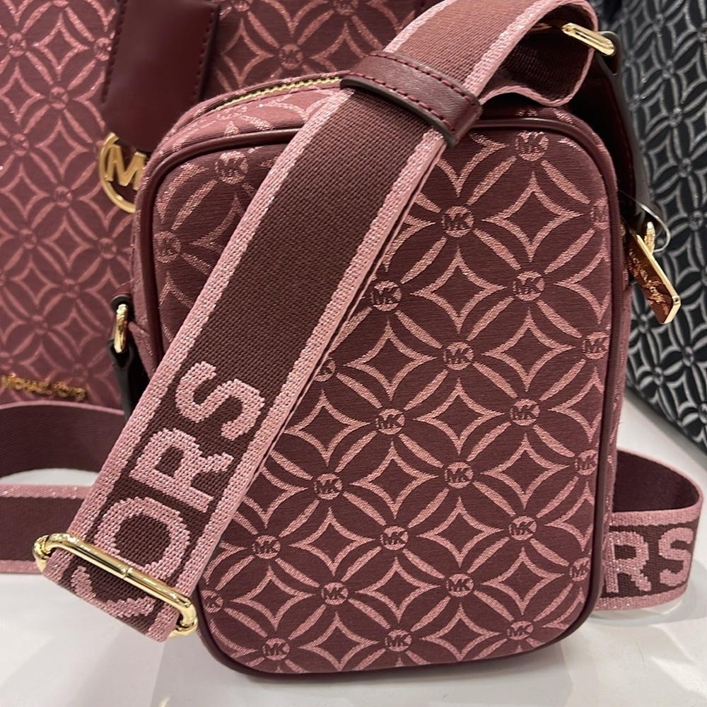 Michael Kors Jet Set Medium Signature Logo Crossbody Bag
Oxbloodl Jacquard
NWT - Picture 5 of 16